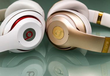 Pisa, İtalya - 26 Mayıs 2015: Beats studio kablosuz kablolu bir başkanları