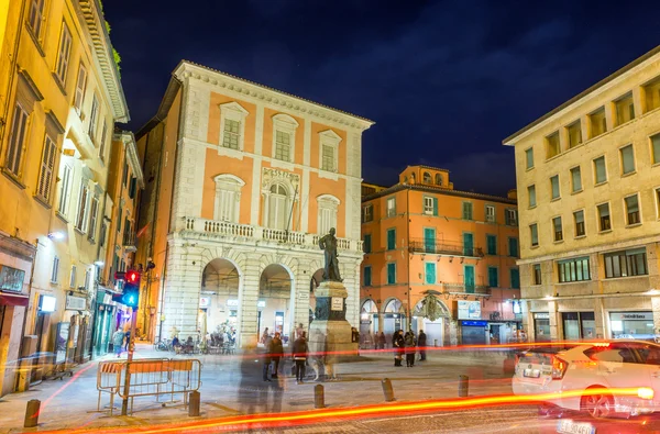 Turisté na náměstí Garibaldi, Pisa — Stock fotografie