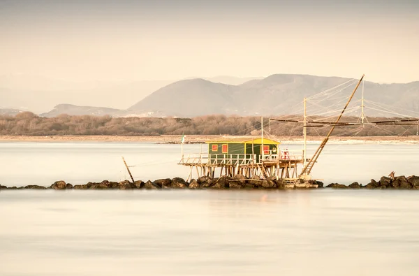 Деревянный дом на море — стоковое фото