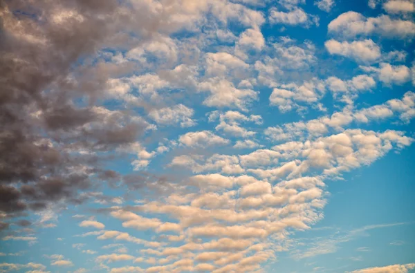 Blå himmel med moln — Stockfoto