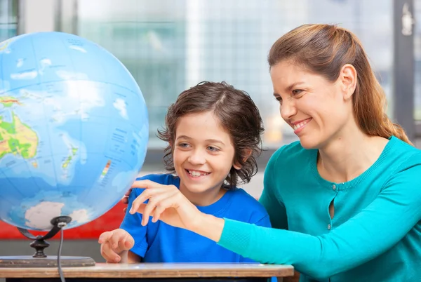 Profesor y niño estudiando geografía — Foto de Stock