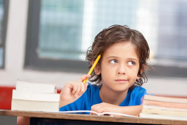 Junge denkt in der Schule — Stockfoto