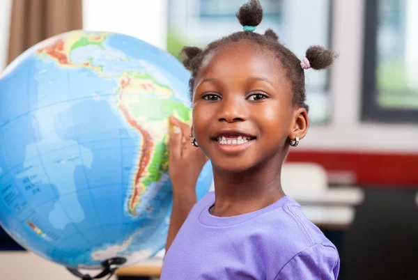 Afrikaanse school meisje met globe — Stockfoto