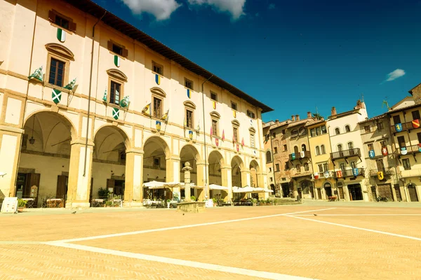 Toeristen op Piazza Grande, Arezzo — Stockfoto