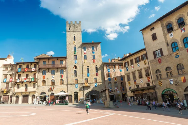 Turister på Piazza Grande, Arezzo — Stockfoto