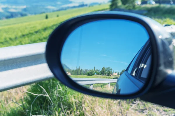 Tuscany táj tükrözi autót tükör — Stock Fotó