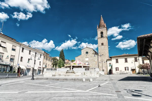 AREZZO, ITALY - MAY 12, 2015: People walk in Saint Augustin Squa — Stock Photo, Image