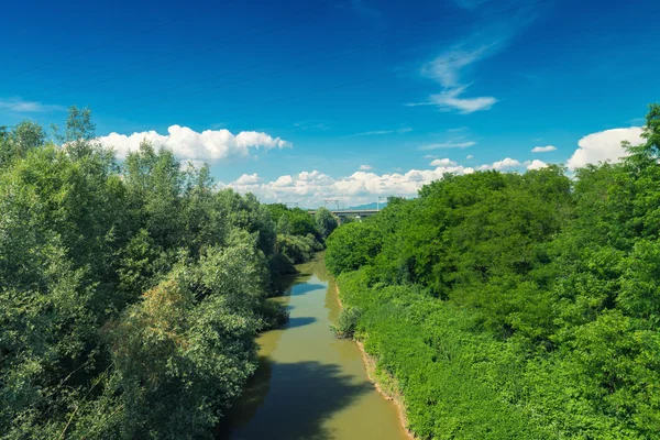 Nehir ve kırsal Toskana — Stok fotoğraf