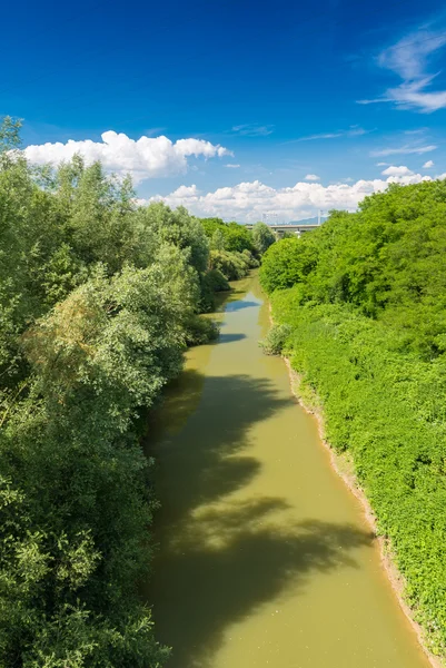 Nehir ve kırsal Toskana — Stok fotoğraf