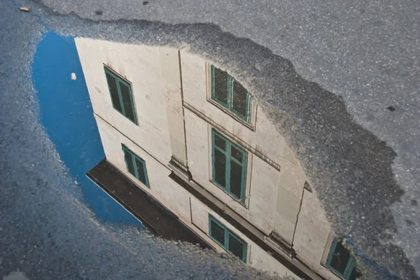Byggnaden reflektion, Pisa, Italien — Stockfoto