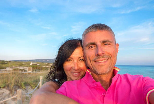 Paar maken selfie op strand — Stockfoto
