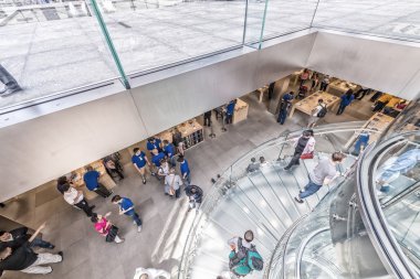 Apple Store New York'ta insanlar