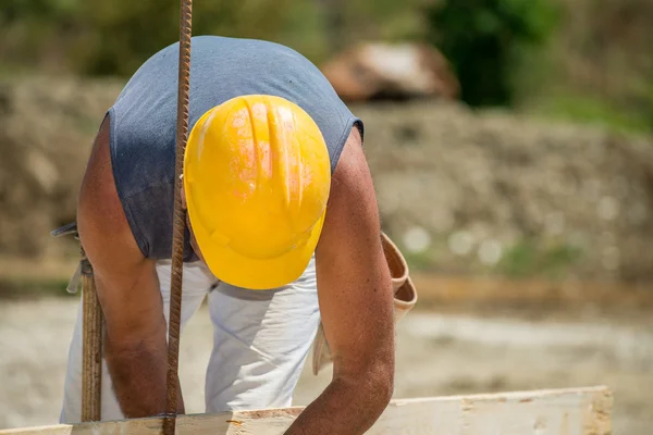 Travailleur sur un chantier de construction — Photo