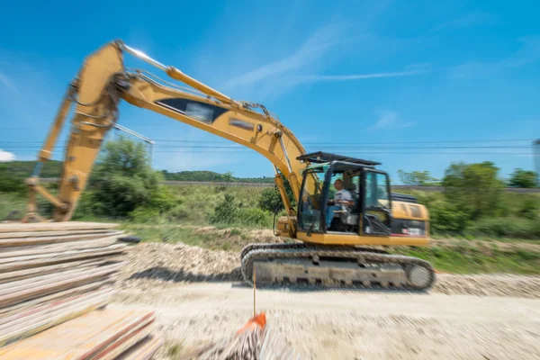 Industriële graafmachine werken in een bouwplaats. wazig mot — Stockfoto