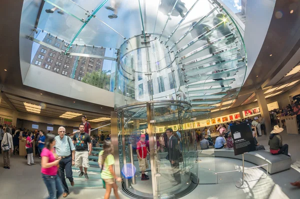 Pessoas na Apple Store em Nova York — Fotografia de Stock