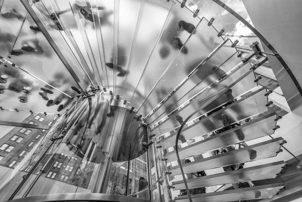 Blick von unten auf die Menschenmenge, die auf Wendeltreppe geht — Stockfoto