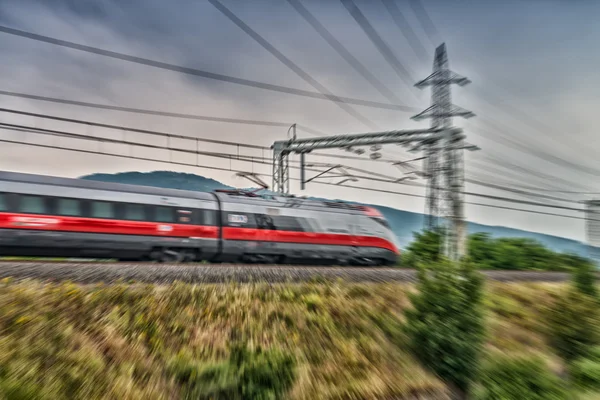 Rychle se pohybující vlak v krajině linie, rozmazané zobrazení — Stock fotografie