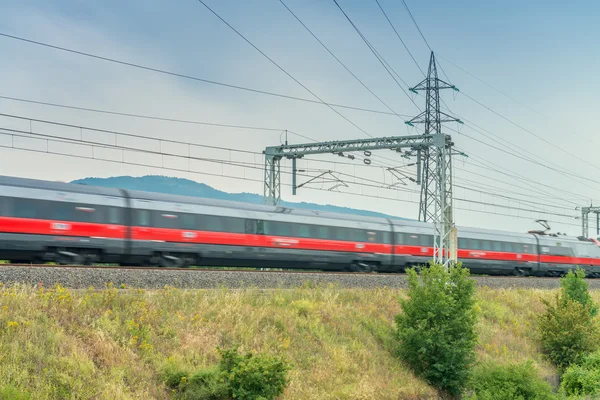 Train à grande vitesse près du site industriel — Photo