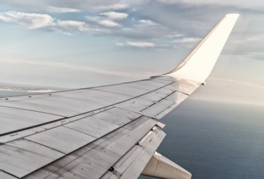 Gökyüzünde uçak kanadı