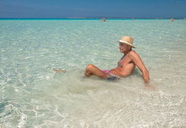 adam güzel sahilde rahatlatıcı