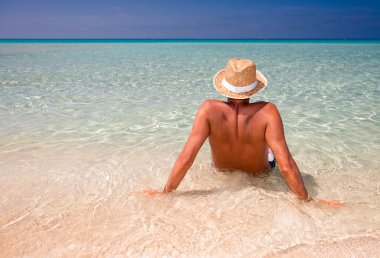 okyanus plaj rahatlatıcı adam