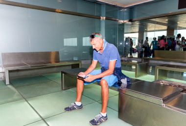 Adam havaalanında tablet ile