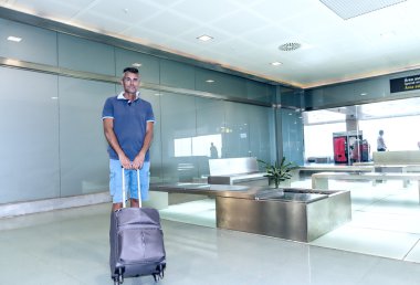 Havaalanında bekleyen adam