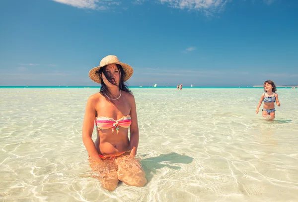 해변에서 아름 다운 여자 — 스톡 사진