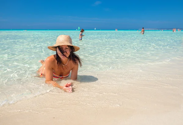 Beautiful woman on beach — Stock Photo, Image