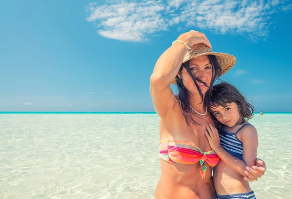 Мати і дочка на пляжі — стокове фото