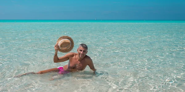 Hombre feliz relajándose en el mar —  Fotos de Stock