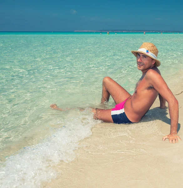 Hombre relajante en la hermosa playa —  Fotos de Stock