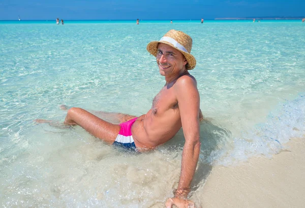 Szczęśliwy człowiek relaks w morze — Zdjęcie stockowe