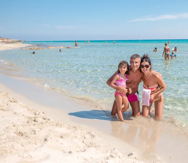 Família relaxante na praia — Fotografia de Stock