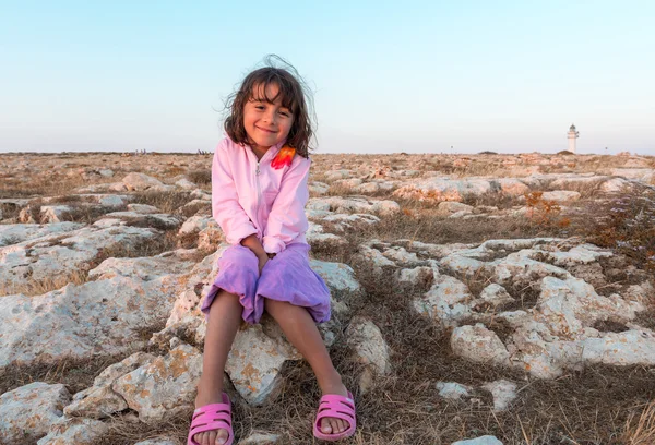 Маленькая девочка отдыхает на каникулах — стоковое фото