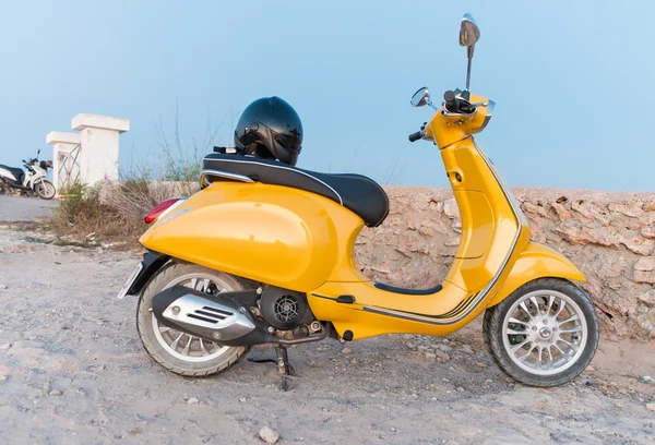 Желтый скутер против голубого неба — стоковое фото