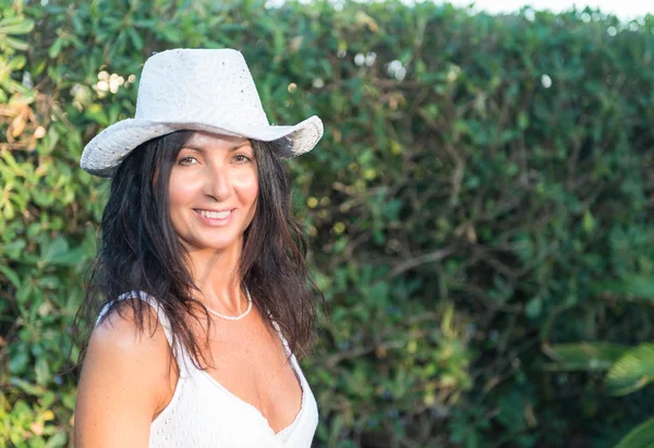 Mooie vrouw in witte hoed — Stockfoto