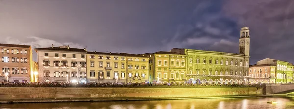 Pisa y el río Arno por la noche — Foto de Stock