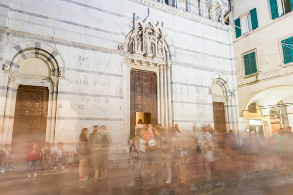 PISA, ITALY - JUNE 16, 2015: Tourists and locals in front of San — Stock Photo, Image