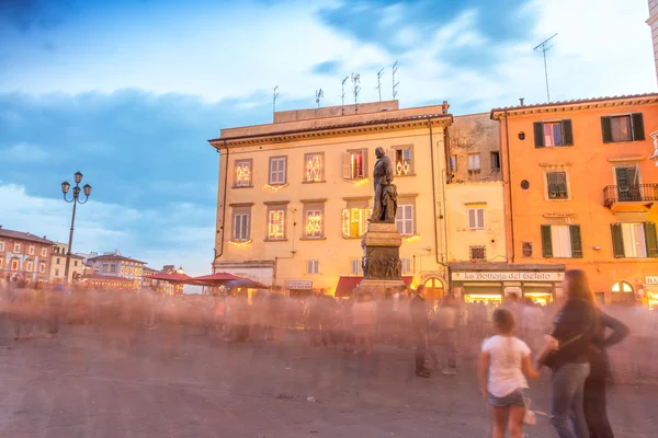Toeristen en de lokale bevolking in Pisa — Stockfoto
