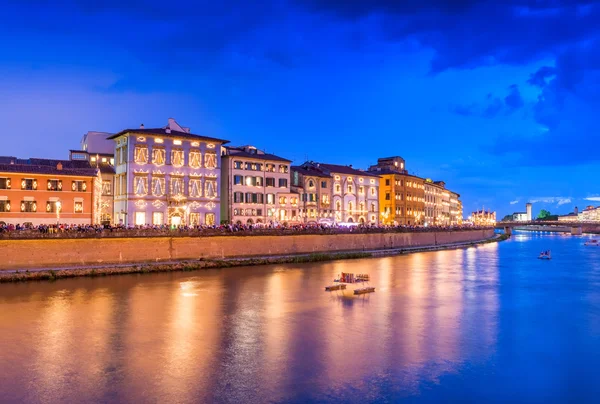 Pisa, Itálie s osvětleným městem budov — Stock fotografie