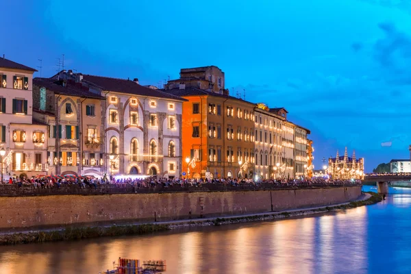 Pisa en Arno rivier bij nacht — Stockfoto