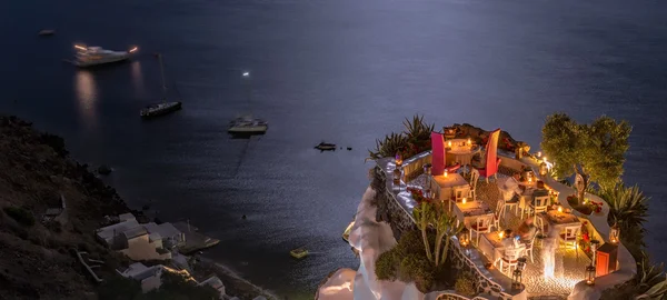 Terras tegenover de Oceaan. Restaurant met uitzicht op zee in de nacht — Stockfoto