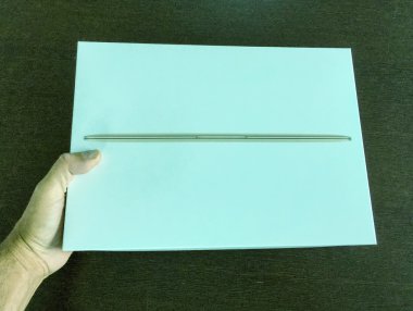 Pisa - 17 Haziran 2015: Belgili tanımlık yeni Macbook 12 inç. Las bu