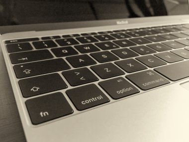 Pisa - 17 Haziran 2015: Belgili tanımlık yeni Macbook 12 inç. Las bu