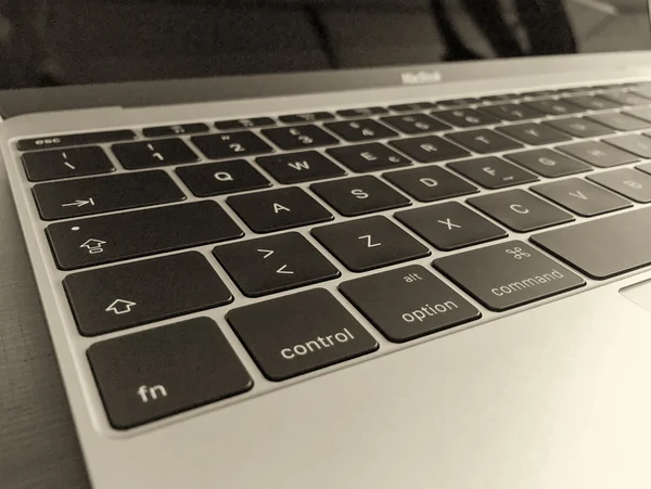 PISA - 17 DE JUNIO DE 2015: El nuevo Macbook 12 pulgadas. Esta es la Las... —  Fotos de Stock