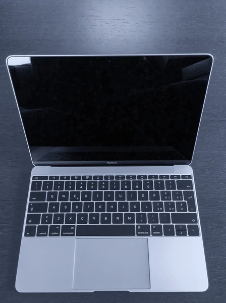 PISA - JUNE 17, 2015: Macbook baru 12 inci. Ini adalah las — Stok Foto