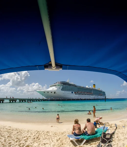 Karibik Meer türkisfarbener weißer Sandstrand — Stockfoto