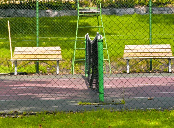 Tenisový kurt ve Stockholmu parku — Stock fotografie