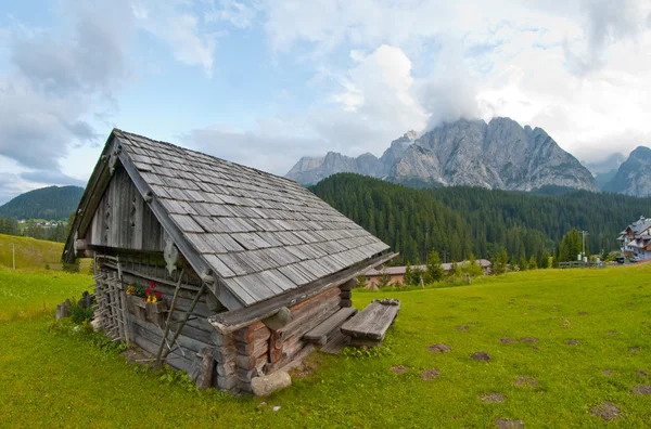 Dom typowy Dolomity, Włochy — Zdjęcie stockowe